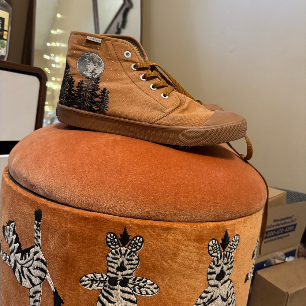 Embroidered high top BANGS sneaker, size 8, boho